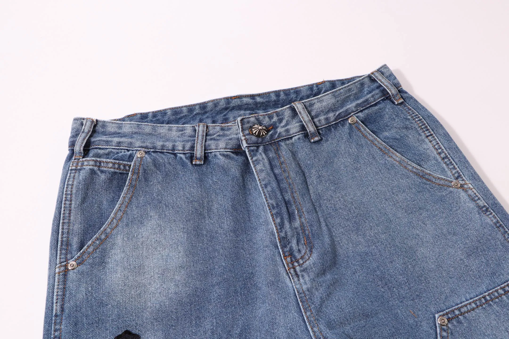 P260 Style number: H38 Croxin & 𝐂𝐡𝐫𝐨𝐦𝐞 𝐇𝐞𝐚𝐫𝐭 ss25 blue black blue and white grained leather denim workwear logging pants. Styles with different washed textures are very friendly to people with thin legs. The slightly flared version perfectly modifies the leg shape. The timeless and moderate length makes it easy to match and match. It is the basis for various styles and is a must-have in your wardrobe! The fabric is stiff but also makes the upper body soft without losing texture. The washing process is even more perfect. It is a must-have item for everyone! ! ! Washed wheat, hang tag, pants label, three labels complete Color: blue Size: 30-32-34-36